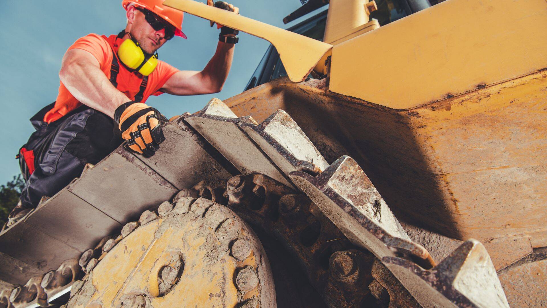 Operator vs. deservent: diferentele esentiale si avantajele inchirierii utilajelor grele