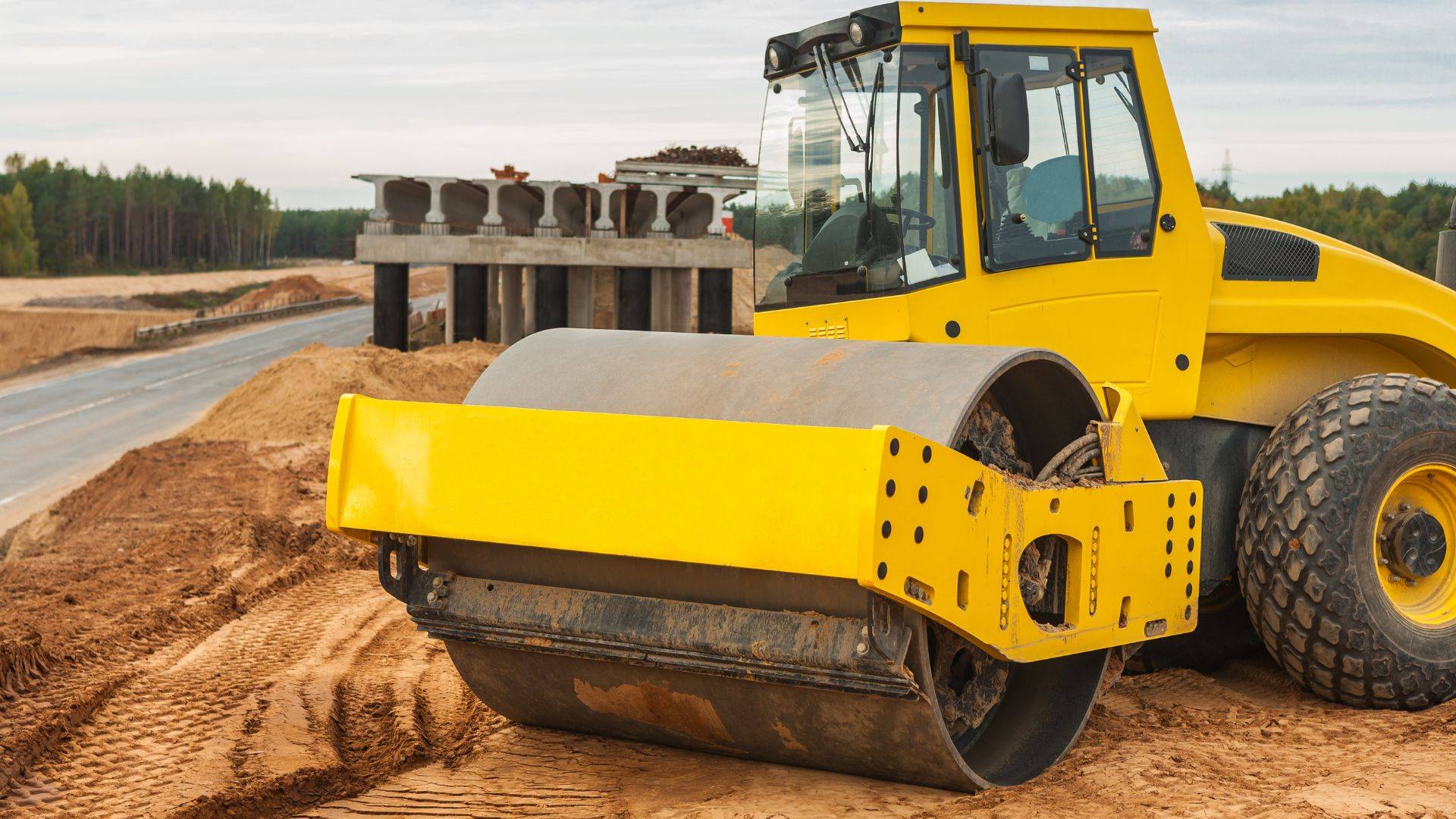 Închiriere cilindru compactor în Brașov – cum alegi utilajul potrivit și ce trebuie să știi