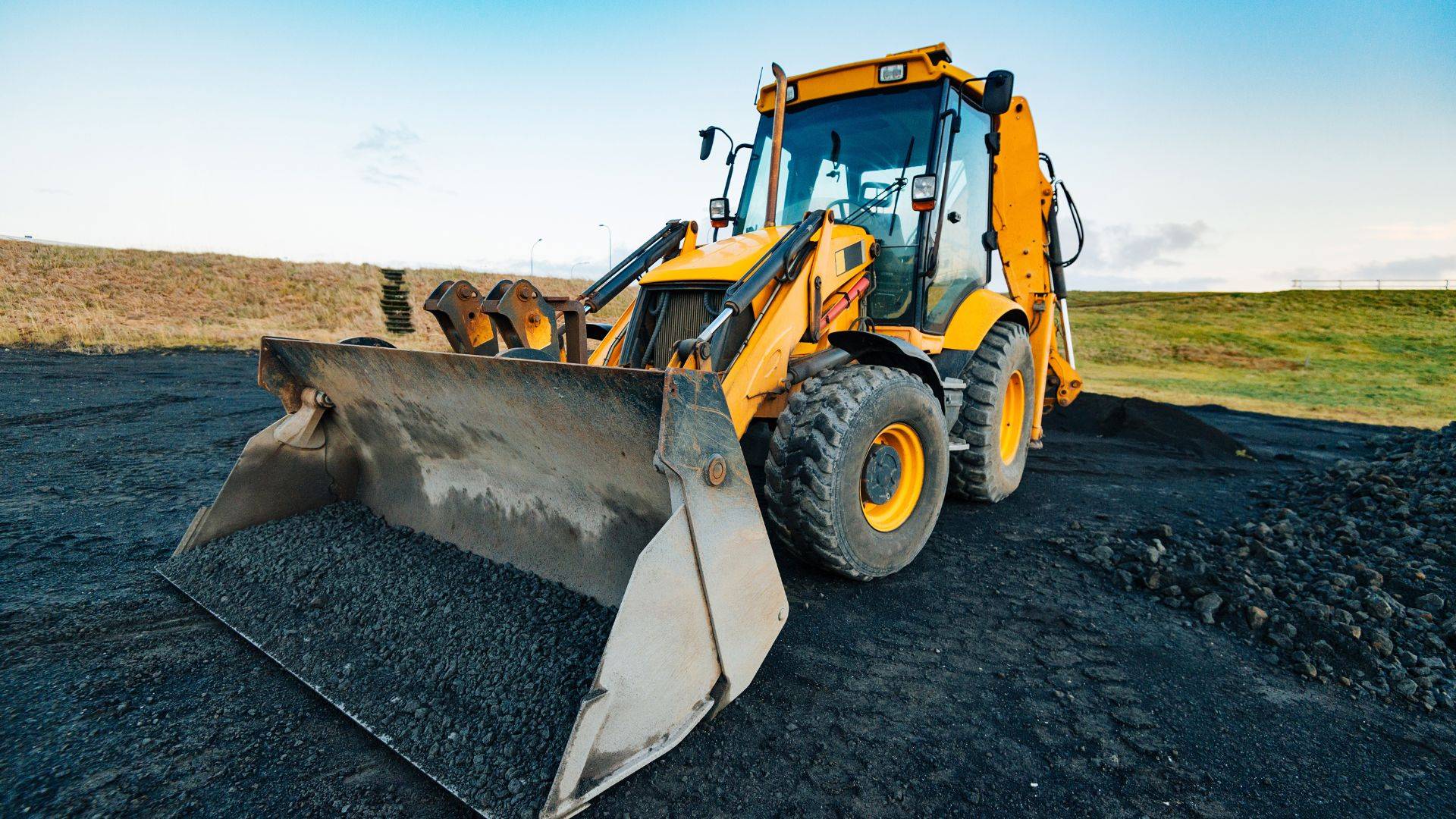 Închiriere buldoexcavator în Brașov și Vâlcea? Cu operator, clar. Fără bătăi de cap.