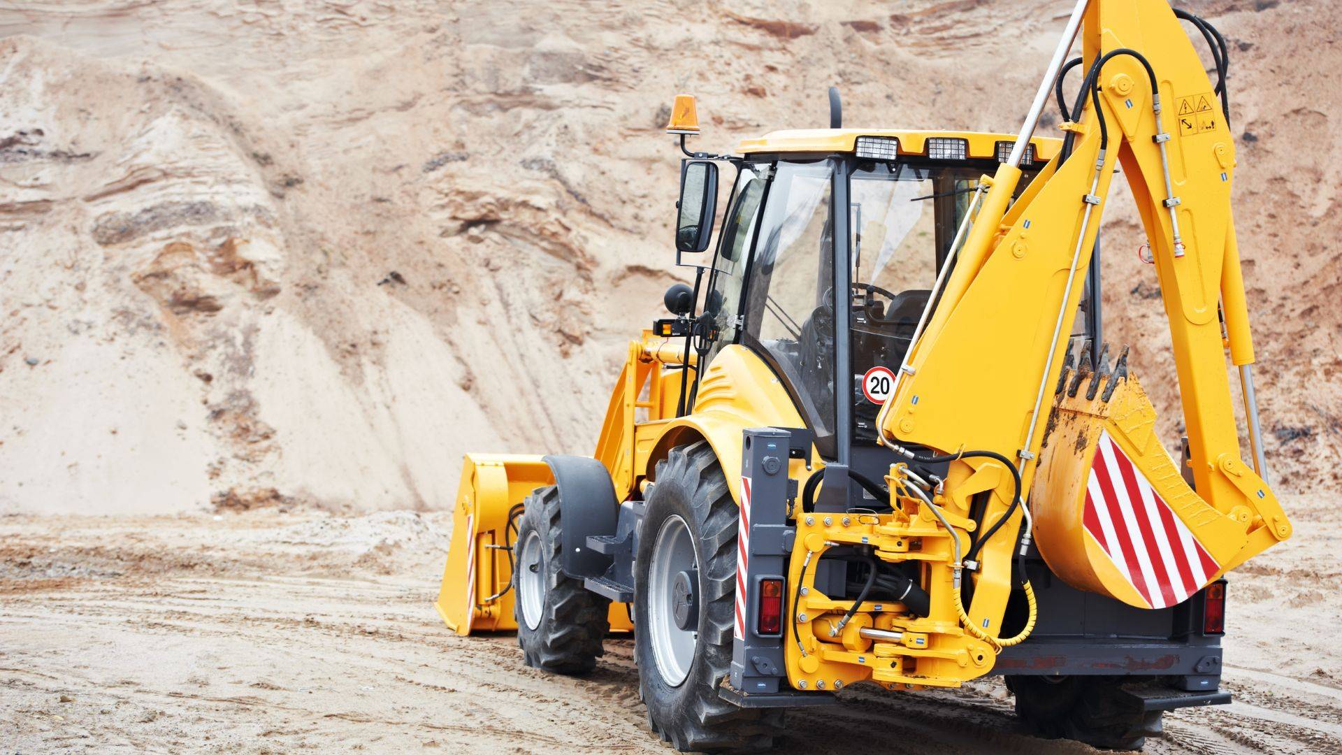 Închiriere utilaje în 2025: ce contează cu adevărat și de ce buldoexcavatorul e regele șantierului